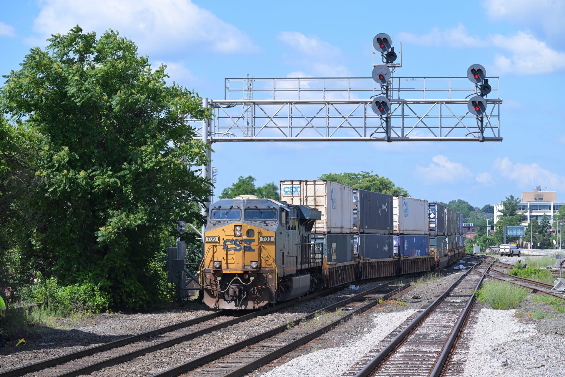 Intermodal rail freight transport with container double stacks